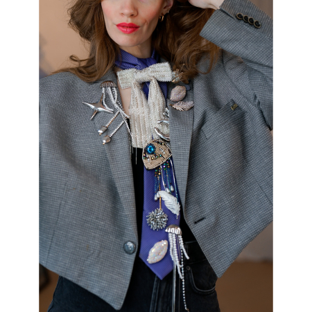 Four Point Star i sølvfarve fra LÉ MOSCH, fin og enkel stjernebroche, smuk sølvfarvet broche til din samling,