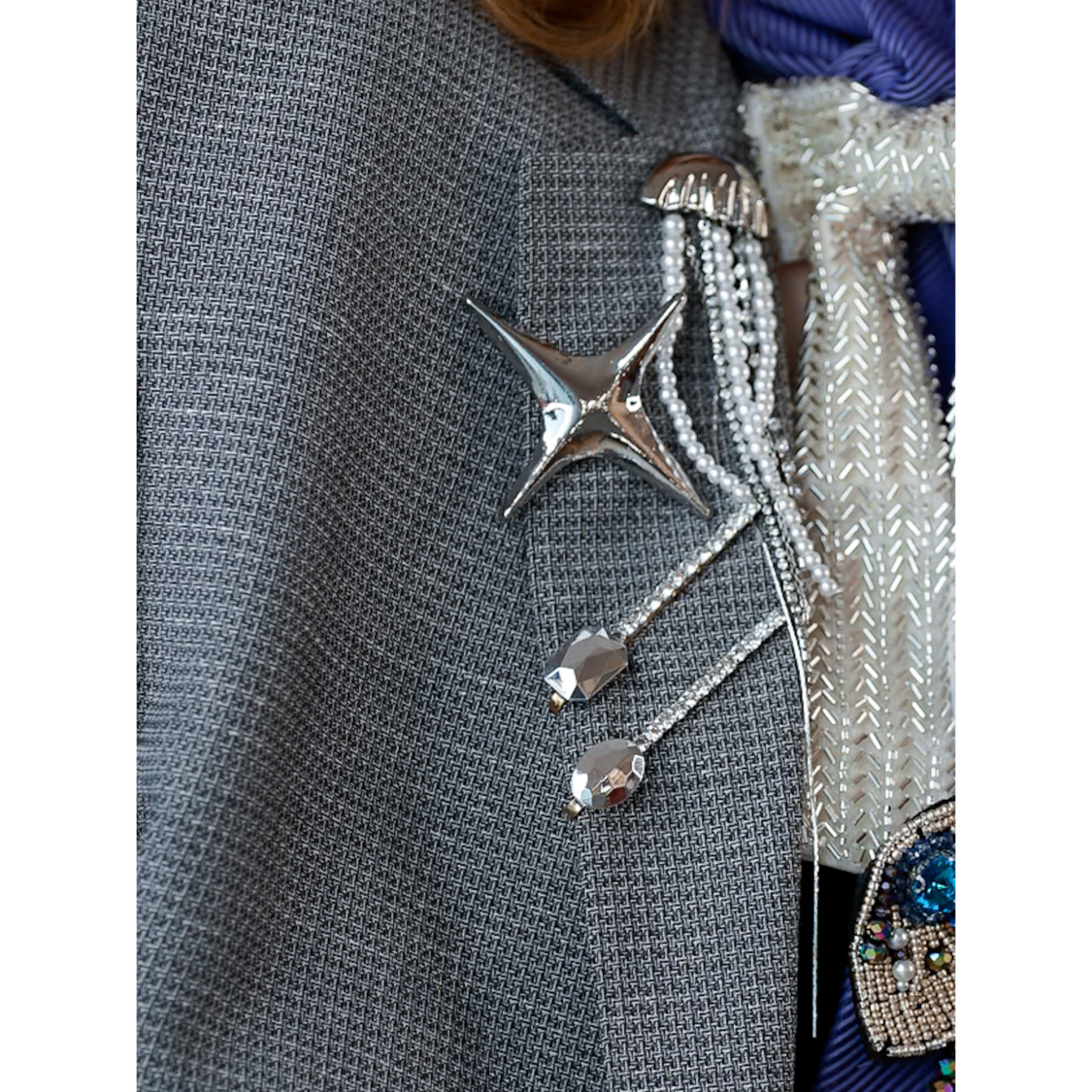 Four Point Star i sølvfarve fra LÉ MOSCH, fin og enkel stjernebroche, smuk sølvfarvet broche til din samling,