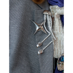 Four Point Star i sølvfarve fra LÉ MOSCH, fin og enkel stjernebroche, smuk sølvfarvet broche til din samling,