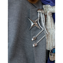 Four Point Star i sølvfarve fra LÉ MOSCH, fin og enkel stjernebroche, smuk sølvfarvet broche til din samling,