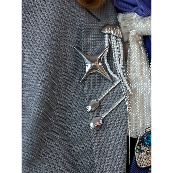 Four Point Star i sølvfarve fra LÉ MOSCH, fin og enkel stjernebroche, smuk sølvfarvet broche til din samling,