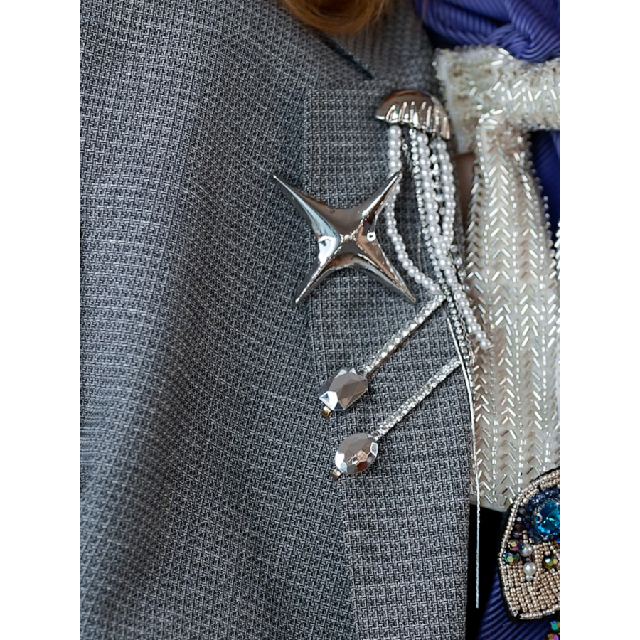 Four Point Star i sølvfarve fra LÉ MOSCH, fin og enkel stjernebroche, smuk sølvfarvet broche til din samling,