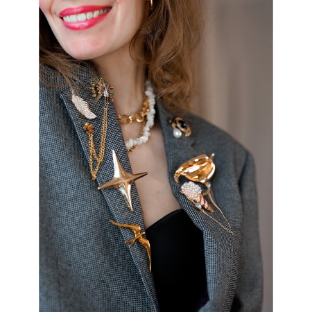 Four Point Star i gylden fra LÉ MOSCH, fin og enkel stjernebroche, smuk gylden broche til din samling,