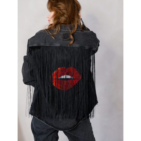 Vintage Vibes sort denimskjorte med patch og frynser – no. 116 fra LÉ MOSCH, boxy denim skjorte med frynser og rygmærke, unikke styles fra LÉ MOSCH,