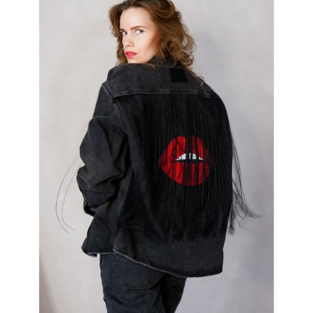 Vintage Vibes sort denimskjorte med patch og frynser – no. 116 fra LÉ MOSCH, boxy denim skjorte med frynser og rygmærke, unikke styles fra LÉ MOSCH,