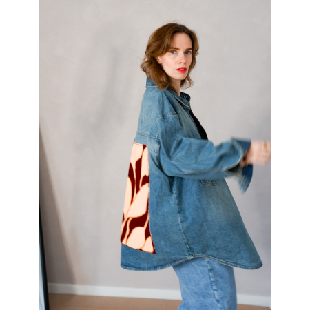 Vintage Vibes denimskjorte med stor patch – no. 120 fra LÉ MOSCH, super anvendelig og anderledes denimskjorte, skjorte med stor blød patch på ryggen,