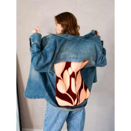 Vintage Vibes denimskjorte med stor patch – no. 120 fra LÉ MOSCH, super anvendelig og anderledes denimskjorte, skjorte med stor blød patch på ryggen,