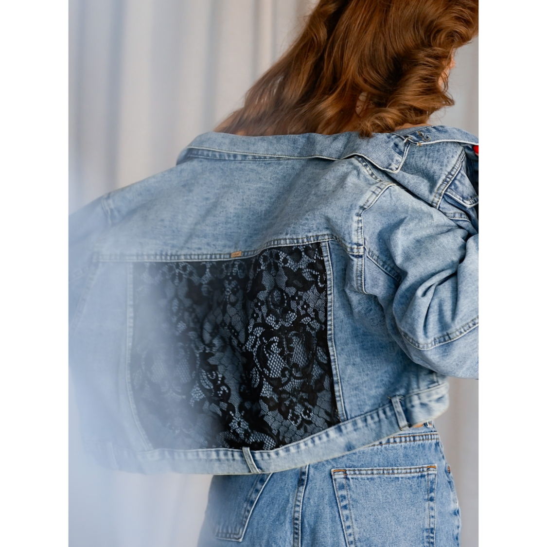 Vintage Vibes kort denim jakke med blonder no 080 fra LÉ MOSCH, kort lys denimjakke med et twist, anderledes og lækker kort denimjakke med blonder,