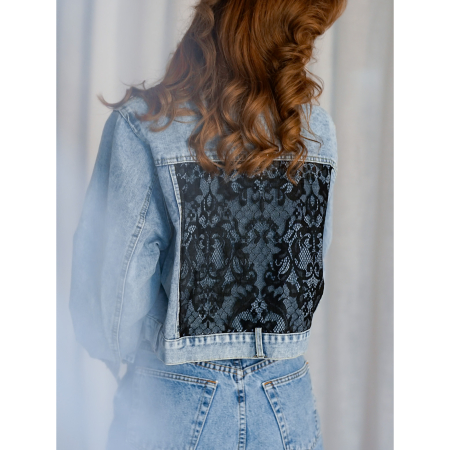 Vintage Vibes kort denim jakke med blonder no 080 fra LÉ MOSCH, kort lys denimjakke med et twist, anderledes og lækker kort denimjakke med blonder,