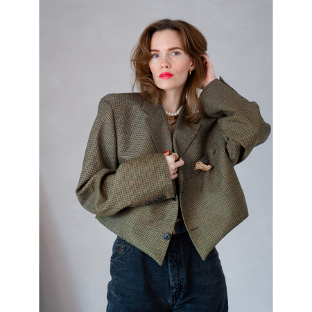 Vintage Vibes Grøn Kort Blazer – No. 123 fra LÉ MOSCH, smuk skulpturel kort blazer med broche, grøn kort blazer til dit personlige look,