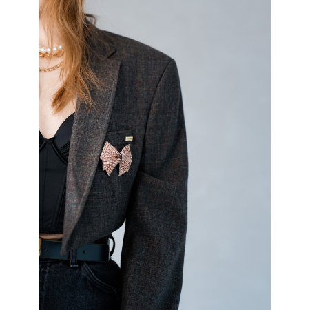 Vintage Vibes Grå Brun Kort Blazer – No. 124 fra LÉ MOSCH, smuk skulpturel kort blazer med broche, brun kort blazer til dit personlige look,