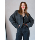 Vintage Vibes Grå Kort Blazer – No. 125 fra LÉ MOSCH, smuk skulpturel kort blazer med kæde og perler, grå kort blazer til dit personlige look, Vintage Vibes Grå Kort Blazer – No. 125 fra LÉ MOSCH, smuk skulpturel kort blazer med kæde og perler, grå kort blazer til dit personlige look,