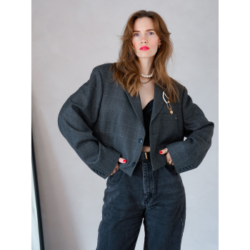 Vintage Vibes Grå Kort Blazer – No. 125 fra LÉ MOSCH, smuk skulpturel kort blazer med kæde og perler, grå kort blazer til dit personlige look, Vintage Vibes Grå Kort Blazer – No. 125 fra LÉ MOSCH, smuk skulpturel kort blazer med kæde og perler, grå kort blazer til dit personlige look,