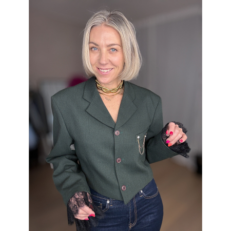 Vintage Vibes Grøn Kort Blazer – No. 126 fra LÉ MOSCH, smuk skulpturel kort blazer med broche og blondemanchetter, grøn kort blazer til dit personlige look,