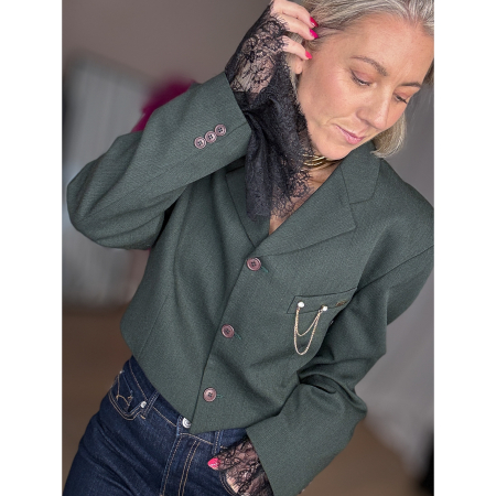 Vintage Vibes Grøn Kort Blazer – No. 126 fra LÉ MOSCH, smuk skulpturel kort blazer med broche og blondemanchetter, grøn kort blazer til dit personlige look,