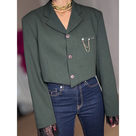 Vintage Vibes Grøn Kort Blazer – No. 126 fra LÉ MOSCH, smuk skulpturel kort blazer med broche og blondemanchetter, grøn kort blazer til dit personlige look,