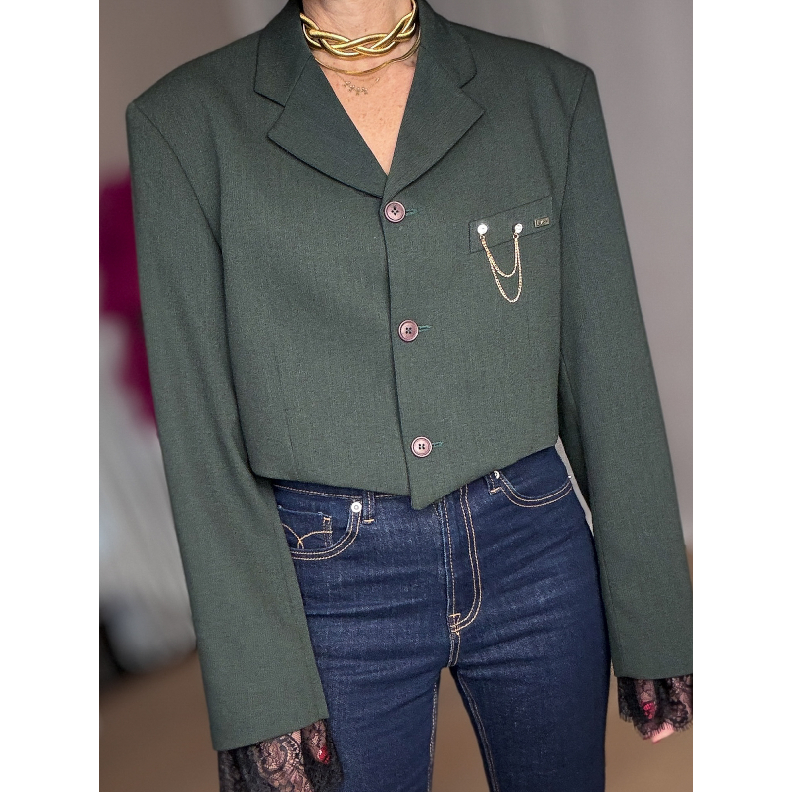 Vintage Vibes Grøn Kort Blazer – No. 126 fra LÉ MOSCH, smuk skulpturel kort blazer med broche og blondemanchetter, grøn kort blazer til dit personlige look,