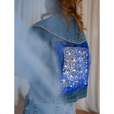 Vintage Vibes denimjakke med tyl og pailletter – no. 127 fra LÉ MOSCH, kort statement jakke med tyl og pailletter, vild jakke med stor krave til dit personlige look,