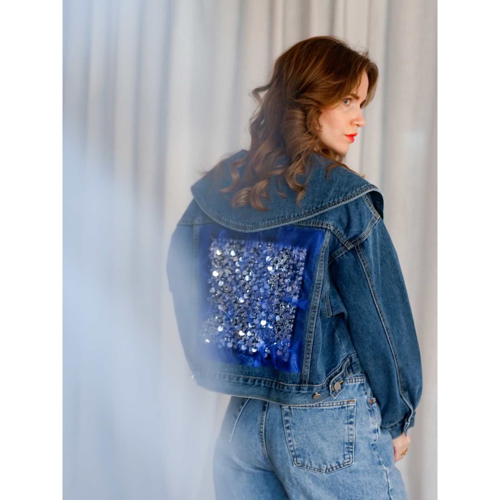 Vintage Vibes denimjakke med tyl og pailletter – no. 127 fra LÉ MOSCH, kort statement jakke med tyl og pailletter, vild jakke med stor krave til dit personlige look, Vintage Vibes denimjakke med tyl og pailletter – no. 127 fra LÉ MOSCH, kort statement jakke med tyl og pailletter, vild jakke med stor krave til dit personlige look,