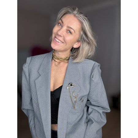 Vintage Vibes Kort Ternet Blazer – No. 128 fra LÉ MOSCH, smuk skulpturel kort blazer med broche og kæde, ternet kort blazer til dit personlige look,