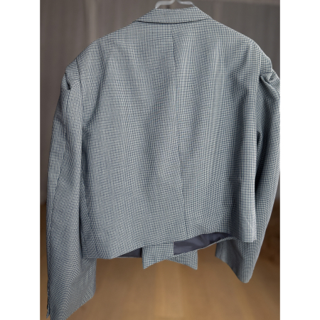 Vintage Vibes Kort Ternet Blazer – No. 128 fra LÉ MOSCH, smuk skulpturel kort blazer med broche og kæde, ternet kort blazer til dit personlige look,