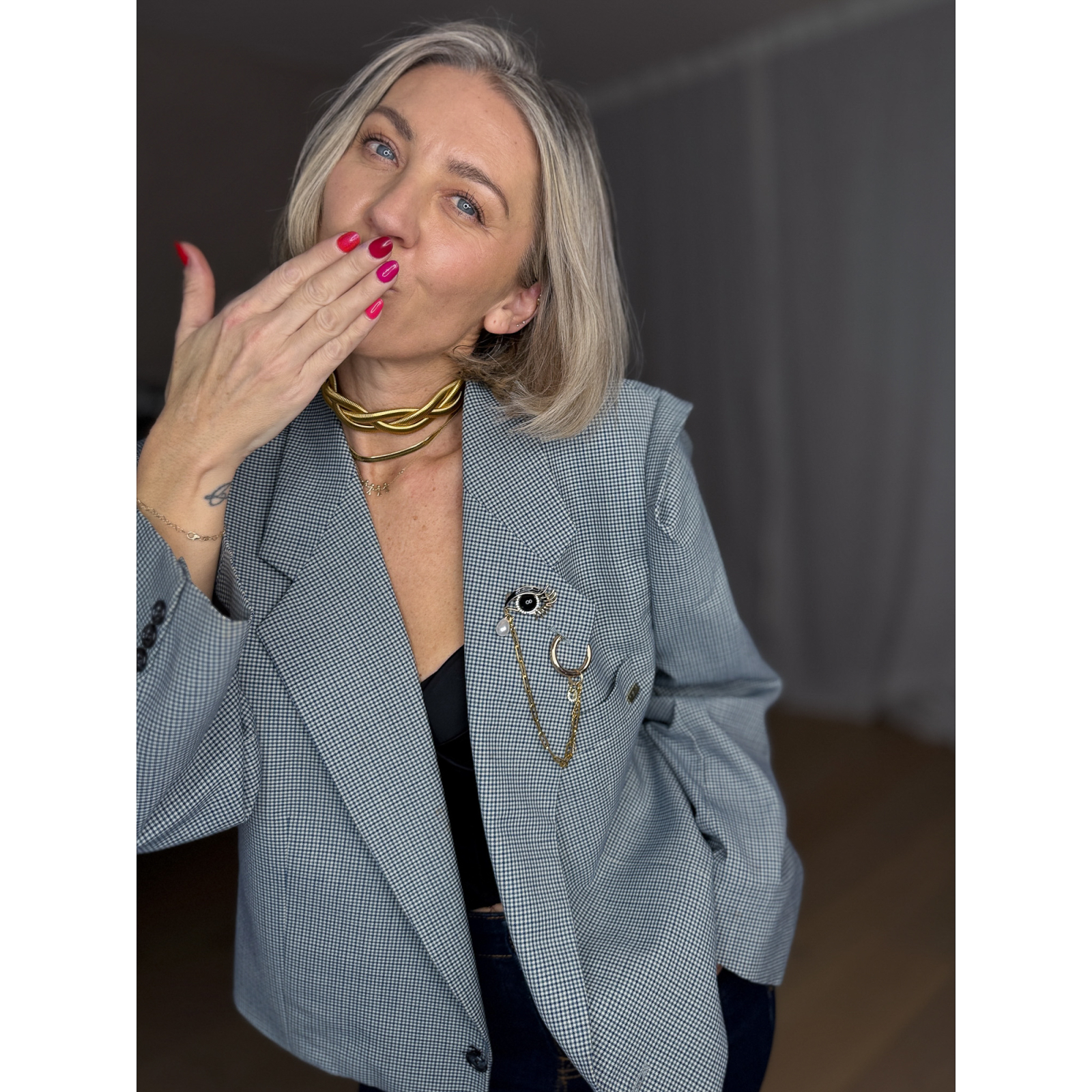 Vintage Vibes Kort Ternet Blazer – No. 128 fra LÉ MOSCH, smuk skulpturel kort blazer med broche og kæde, ternet kort blazer til dit personlige look, Vintage Vibes Kort Ternet Blazer – No. 128 fra LÉ MOSCH, smuk skulpturel kort blazer med broche og kæde, ternet kort blazer til dit personlige look,