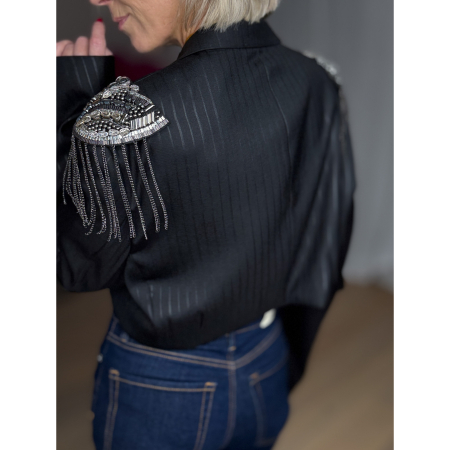 Vintage Vibes Sort Kort Blazer – No. 130 fra LÉ MOSCH, smuk skulpturel kort blazer med epauletter, sort stribet kort blazer til dit personlige look,