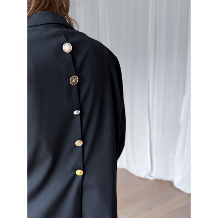 Vintage Vibes Sort Blazer med knapper på ryggen – No. 131 fra LÉ MOSCH, sort klassisk blazer med et twist, 
