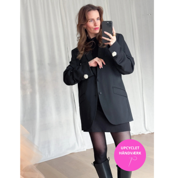 Vintage Vibes Sort Blazer med knapper på ryggen – No. 131 fra LÉ MOSCH, sort klassisk blazer med et twist, 