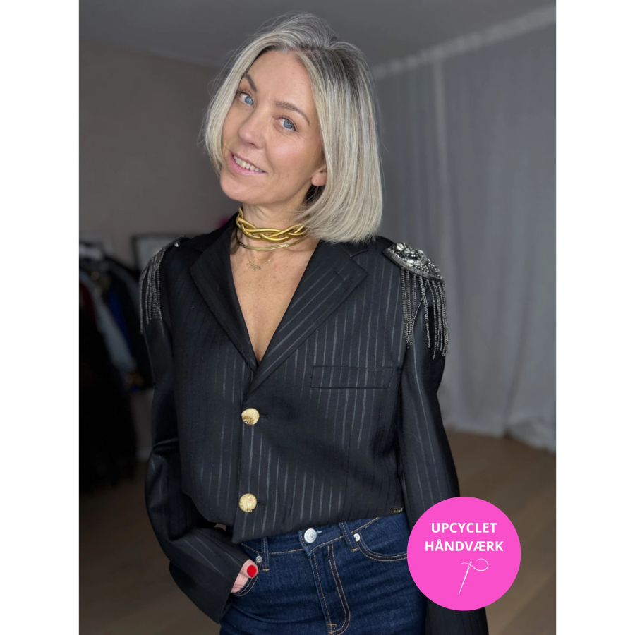Vintage Vibes Sort Kort Blazer – No. 130 fra LÉ MOSCH, smuk skulpturel kort blazer med epauletter, sort stribet kort blazer til dit personlige look,