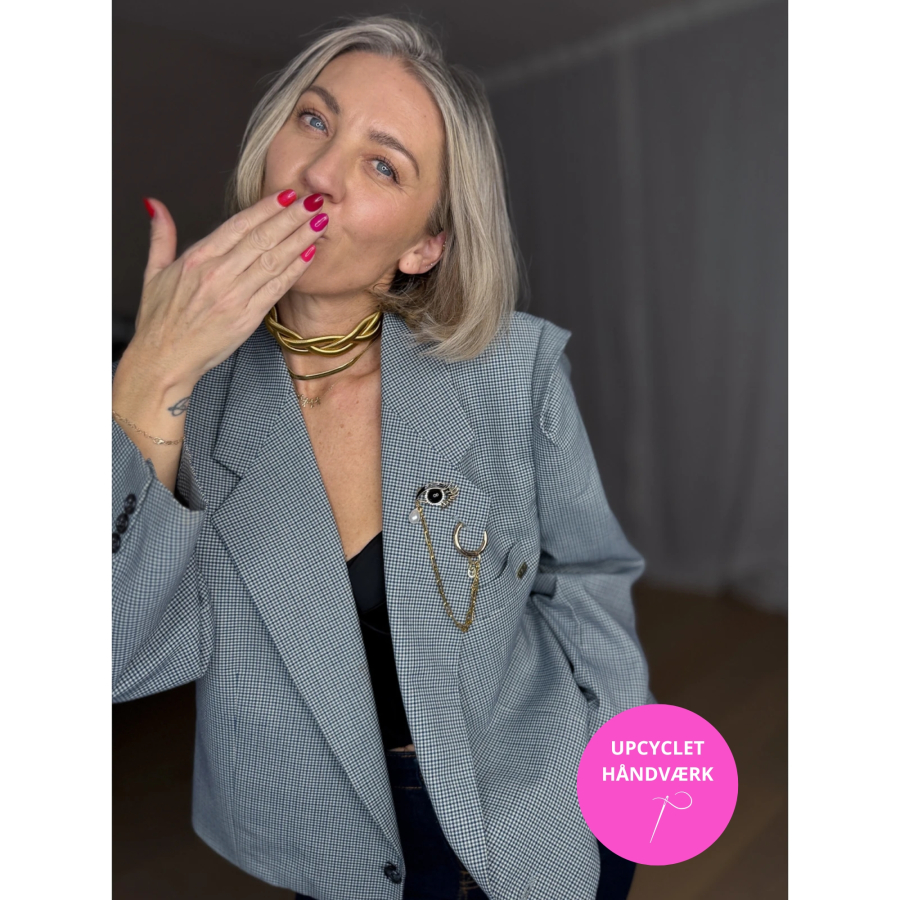 Vintage Vibes Kort Ternet Blazer – No. 128 fra LÉ MOSCH, smuk Upcyclet kort blazer med tilhørende broche og kæde, ternet kort blazer til dit personlige look,