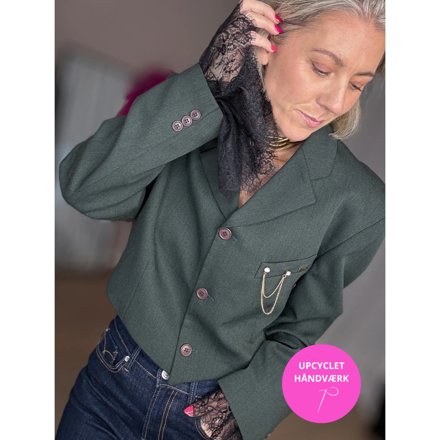 Vintage Vibes Grøn Kort Blazer – No. 126 fra LÉ MOSCH, smuk skulpturel kort blazer med broche og blondemanchetter, grøn kort blazer til dit personlige look,