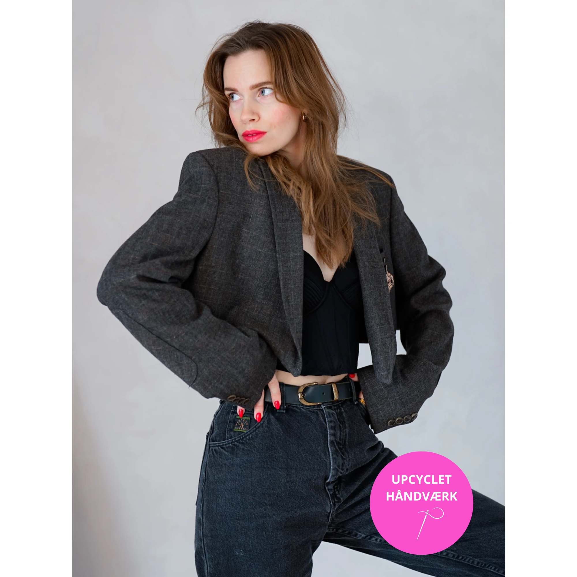 Vintage Vibes Grå Brun Kort Blazer – No. 124 fra LÉ MOSCH, smuk skulpturel kort blazer med broche, brun kort blazer til dit personlige look,