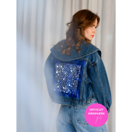 Vintage Vibes denimjakke med tyl og pailletter – no. 127 fra LÉ MOSCH, kort statement jakke med tyl og pailletter, vild jakke med stor krave til dit personlige look, 