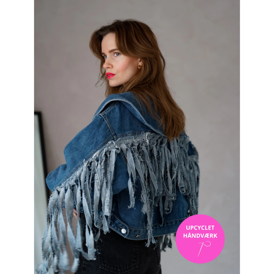 Vintage Vibes denim jakke med denim frynser – no 112 fra LÉ MOSCH, kort blå anderledes denimjakke, jakke med bred krave og frynser, 