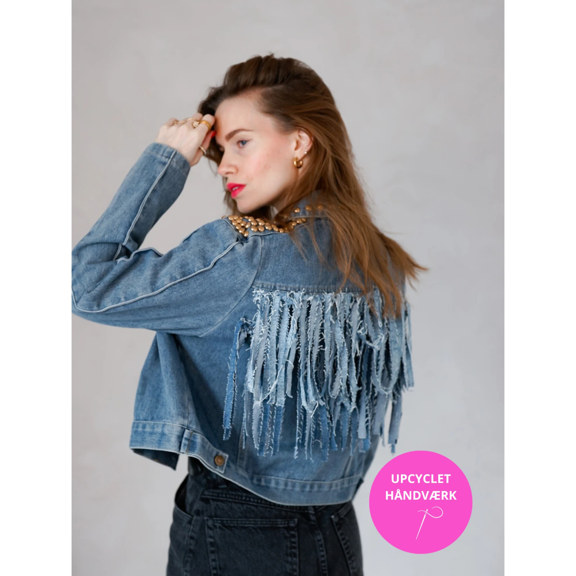 Vintage Vibes denim jakke med denim frynser – no 112 fra LÉ MOSCH, kort blå anderledes denimjakke, jakke med bred krave og frynser, 