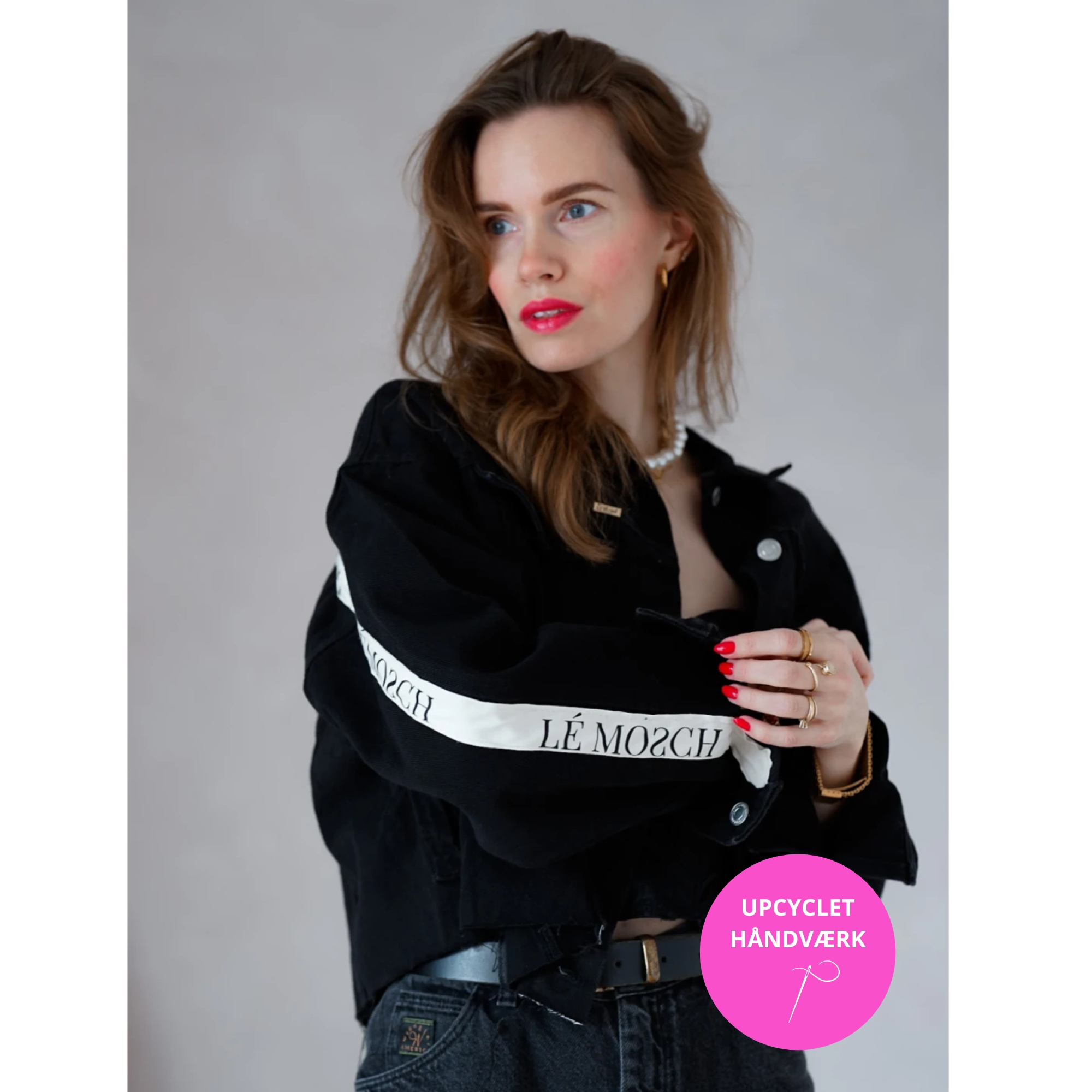 Vintage Vibes kort sort denimjakke med logobånd no 109 fra LÉ MOSCH, blød sort kort denimjakke med logo, anvendelig og anderledes kort sort denim jakke,