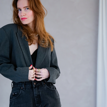 Vintage Vibes Kort Grå Blazer – No 133 fra LÉ MOSCH, smuk skulpturel kort blazer med similisten, grå kort blazer til dit personlige look,