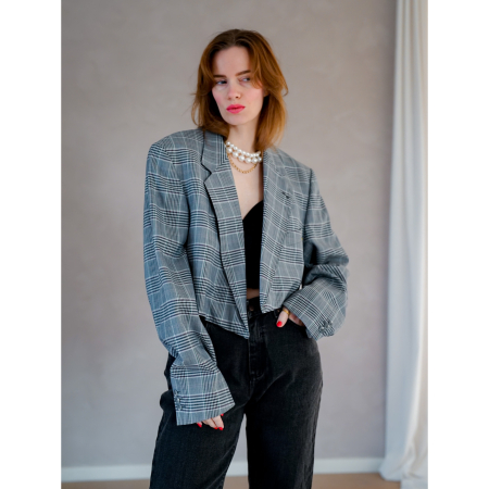 Vintage Vibes Kort Blazer med store tern – No 134 fra LÉ MOSCH, smuk skulpturel kort blazer med flotte tern, grå ternet kort blazer til dit personlige look,