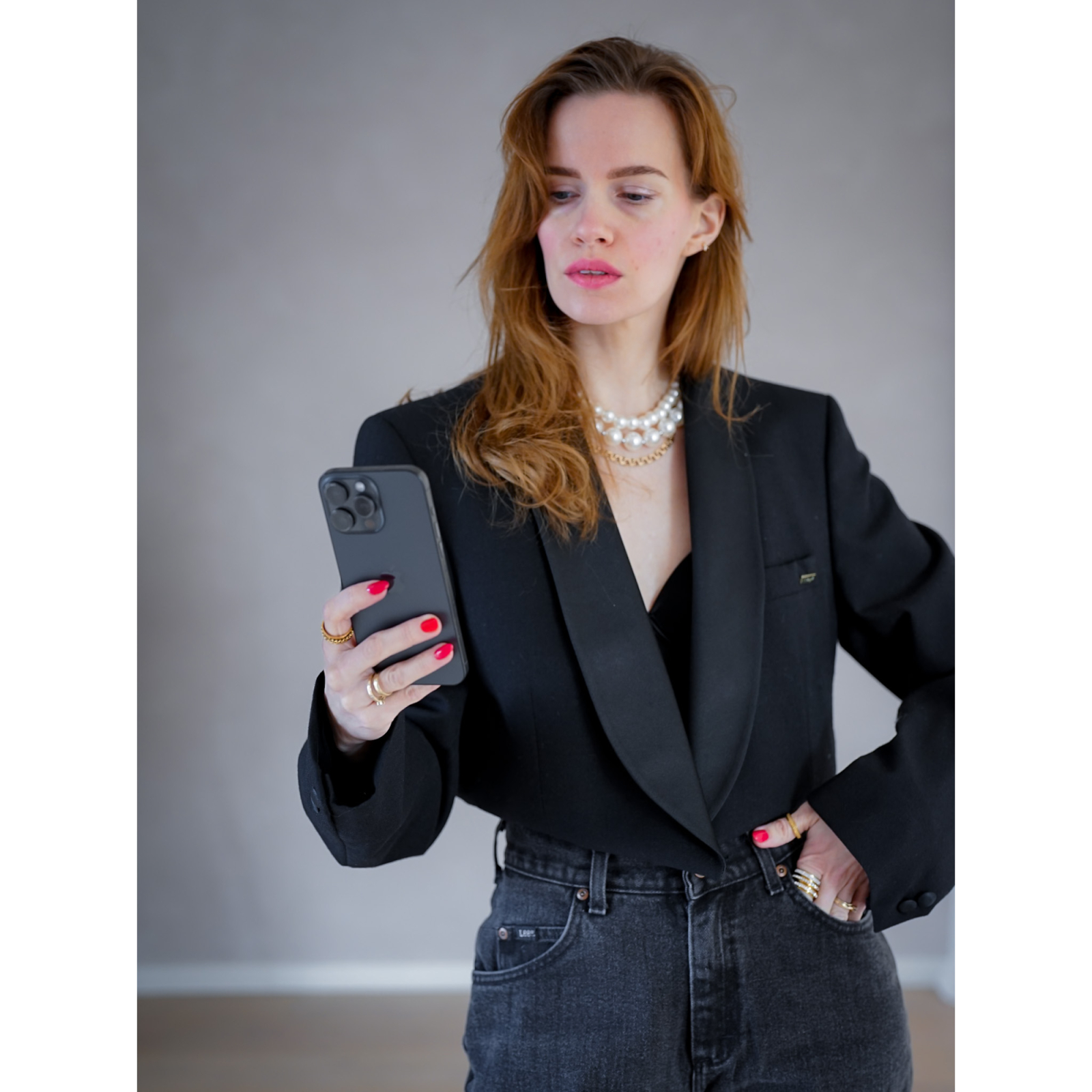 Vintage Vibes kort blazer med blank revers – No 135 fra LÉ MOSCH, smuk skulpturel kort blazer med  fine blanke revers, sort kort stilfuld blazer til dit personlige look,