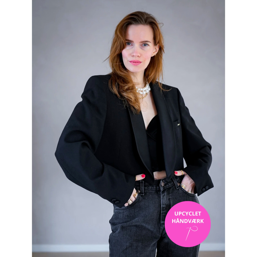 Vintage Vibes kort blazer med blank revers – No 135 fra LÉ MOSCH, smuk skulpturel kort blazer med  fine blanke revers, sort kort stilfuld blazer til dit personlige look,