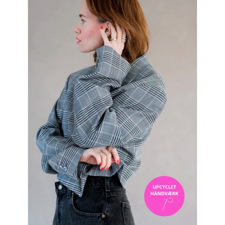 Vintage Vibes Kort Blazer med store tern – No 134 fra LÉ MOSCH, smuk skulpturel kort blazer med flotte tern, grå ternet kort blazer til dit personlige look,