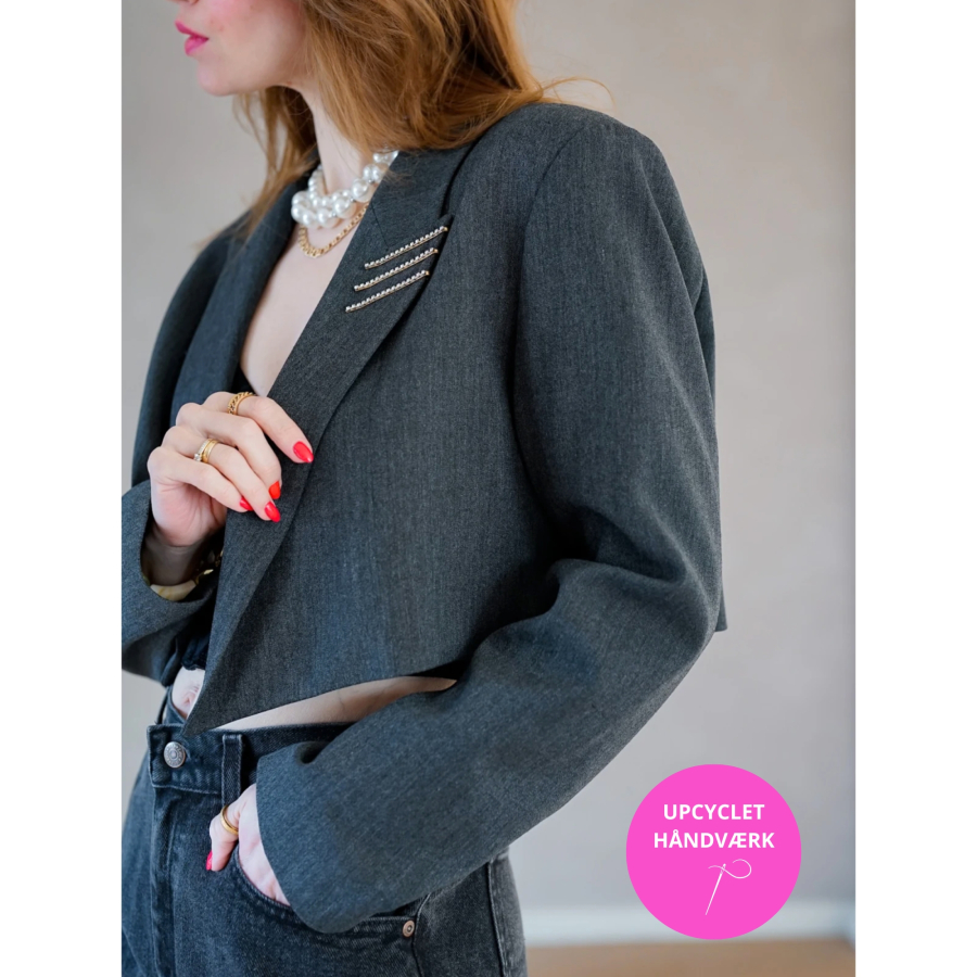Vintage Vibes Kort Grå Blazer – No 133 fra LÉ MOSCH, smuk skulpturel kort blazer med similisten, grå kort blazer til dit personlige look,