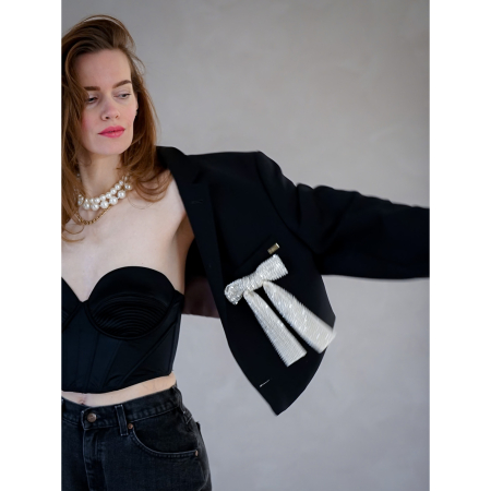 Vintage Vibes kort blazer med stor sløjfe – No 137 fra LÉ MOSCH, smuk skulpturel kort blazer med  smuk sløjfe, sort kort stilfuld blazer til dit personlige look,