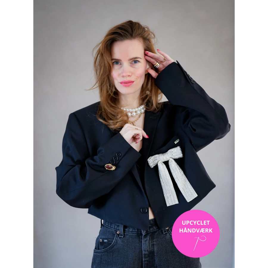 Vintage Vibes kort blazer med stor sløjfe – No 137 fra LÉ MOSCH, smuk skulpturel kort blazer med  smuk sløjfe, sort kort stilfuld blazer til dit personlige look,