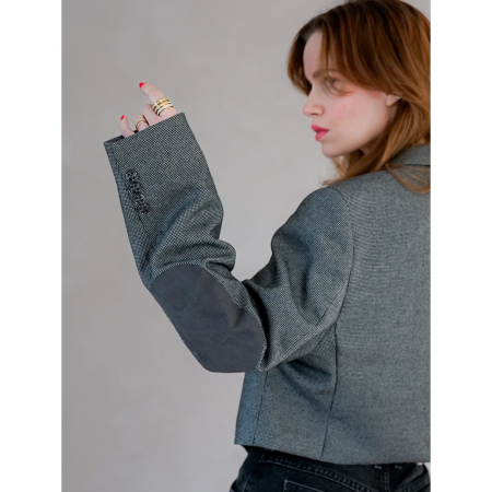 Vintage Vibes Kort Grå Blazer – No 138 fra LÉ MOSCH, smuk skulpturel kort blazer med rund gylden broche, grå kort ternet blazer til dit personlige look,