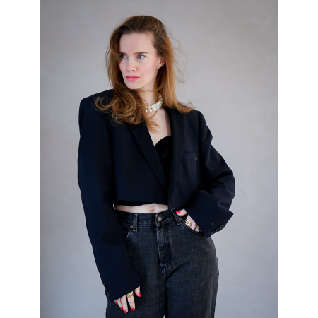 Vintage Vibes Kort Mørkeblå Blazer – No 139 fra LÉ MOSCH, smuk skulpturel kort blazer i mørkeblå med sorte revers, skøn og anderledes blazer i navy, 