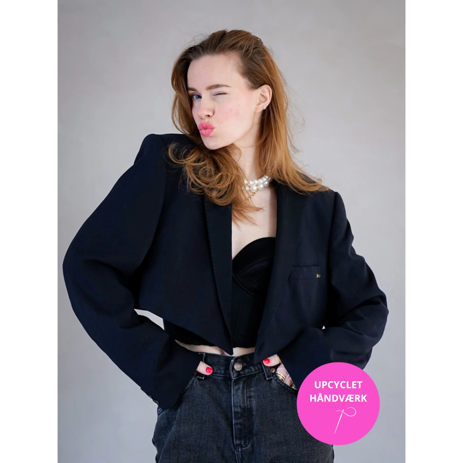 Vintage Vibes Kort Mørkeblå Blazer – No 139 fra LÉ MOSCH, smuk skulpturel kort blazer i mørkeblå med sorte revers, skøn og anderledes blazer i navy, 