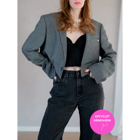 Vintage Vibes Kort Grå Blazer – No 138 fra LÉ MOSCH, smuk skulpturel kort blazer med rund gylden broche, grå kort ternet blazer til dit personlige look,