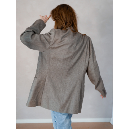 Vintage Vibes lysebrun blazer med brocher – No 142 fra LÉ MOSCH, skøn blazer med smukke feminine brocher,  unik og enkel lysebrun blazer, 